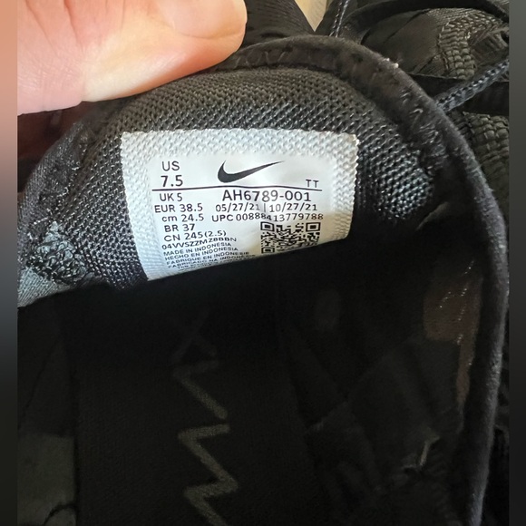 Nike womens Air Max 270- black and white - Picture 2 of 5